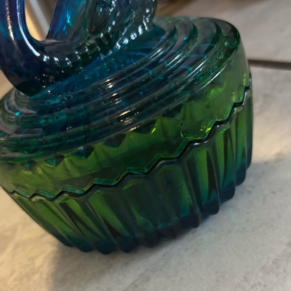 Elegant Vintage Blue and Green Glass Swan powder container - Picture 3 of 5